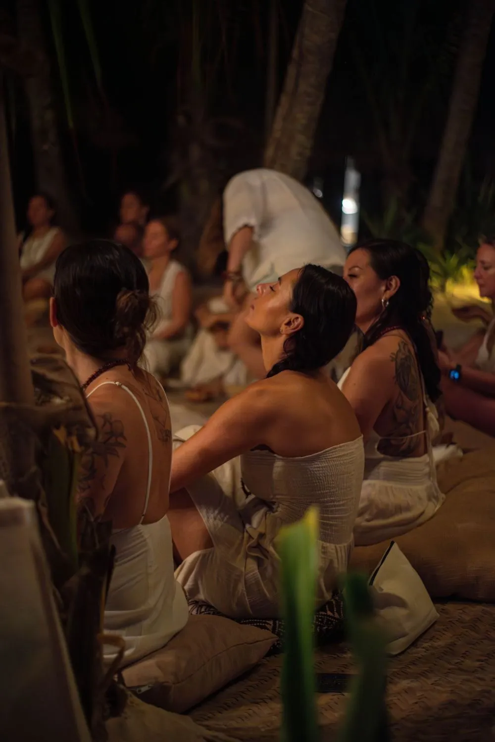 Meditación nocturna en círculo, a la luz de las velas