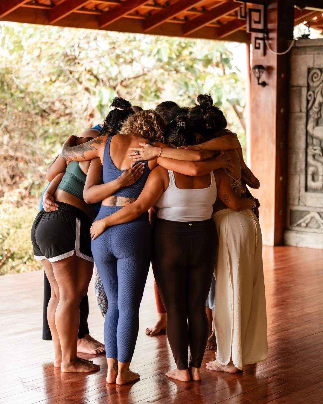 Abrazo grupal en círculo al cierre de una experiencia