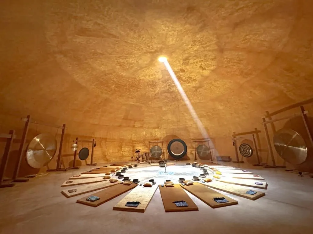 Sala con gongs y cuencos tibetanos dispuestos para una sesión de sonoterapia